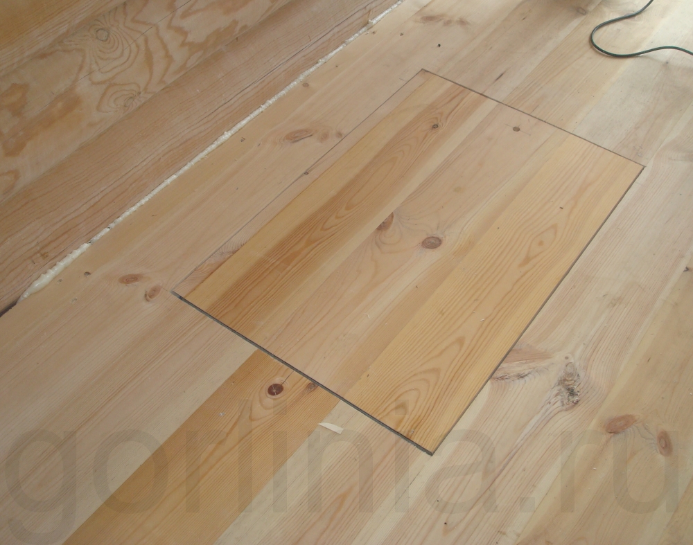 Технический люк в подполье в деревянном полу дома